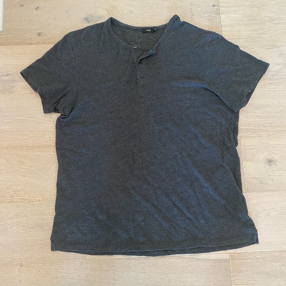 Men’s Vince Henley Tee Shirt Size Large Charcoal Gray
